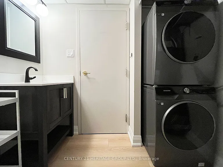 393 King St E #404 — Photo 23
