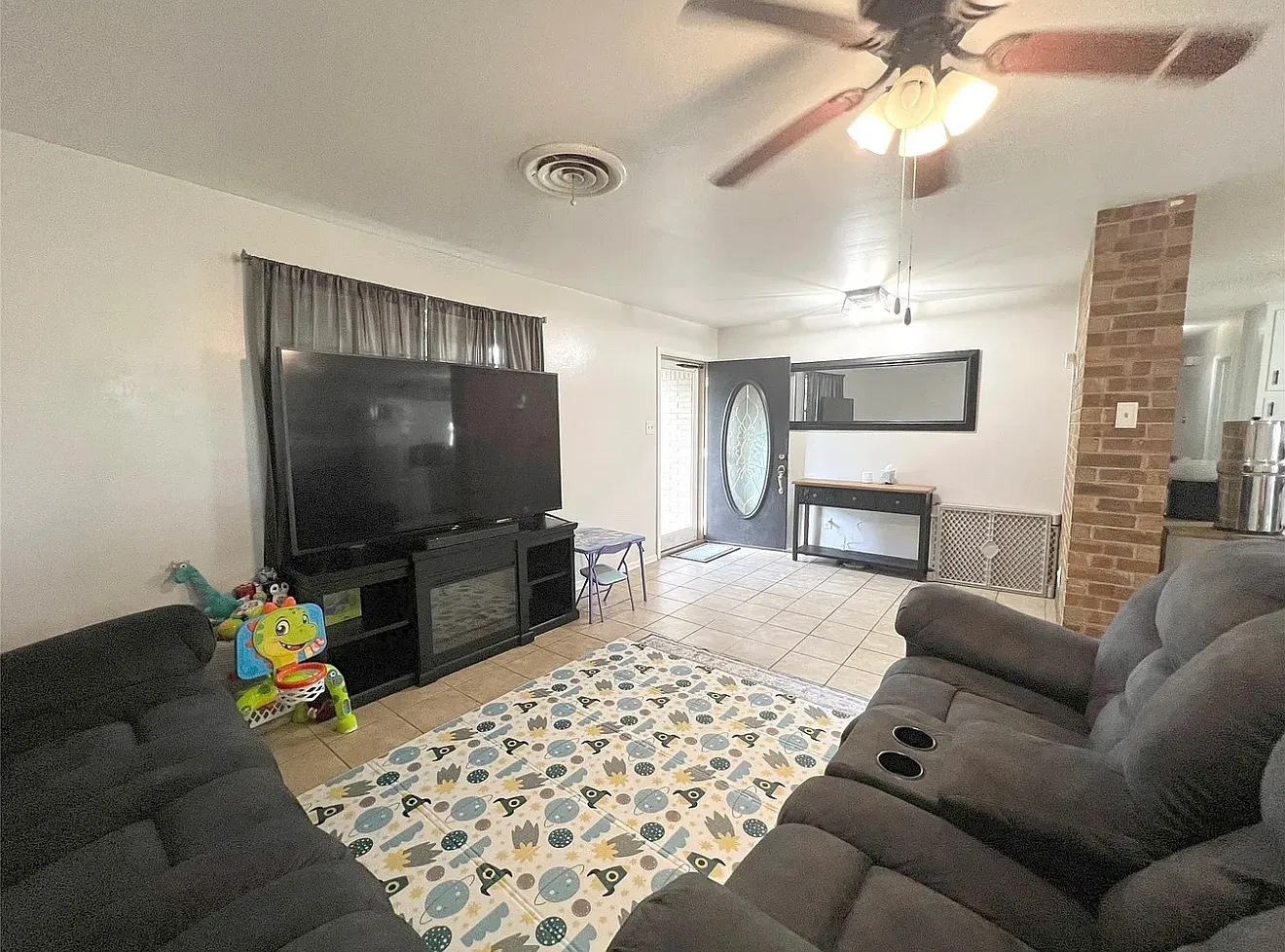 3 bed, 1.5 bath, 1388 sqft, $1,650 — Photo 4