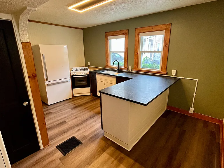 2104 W 34th Pl — Photo 9
