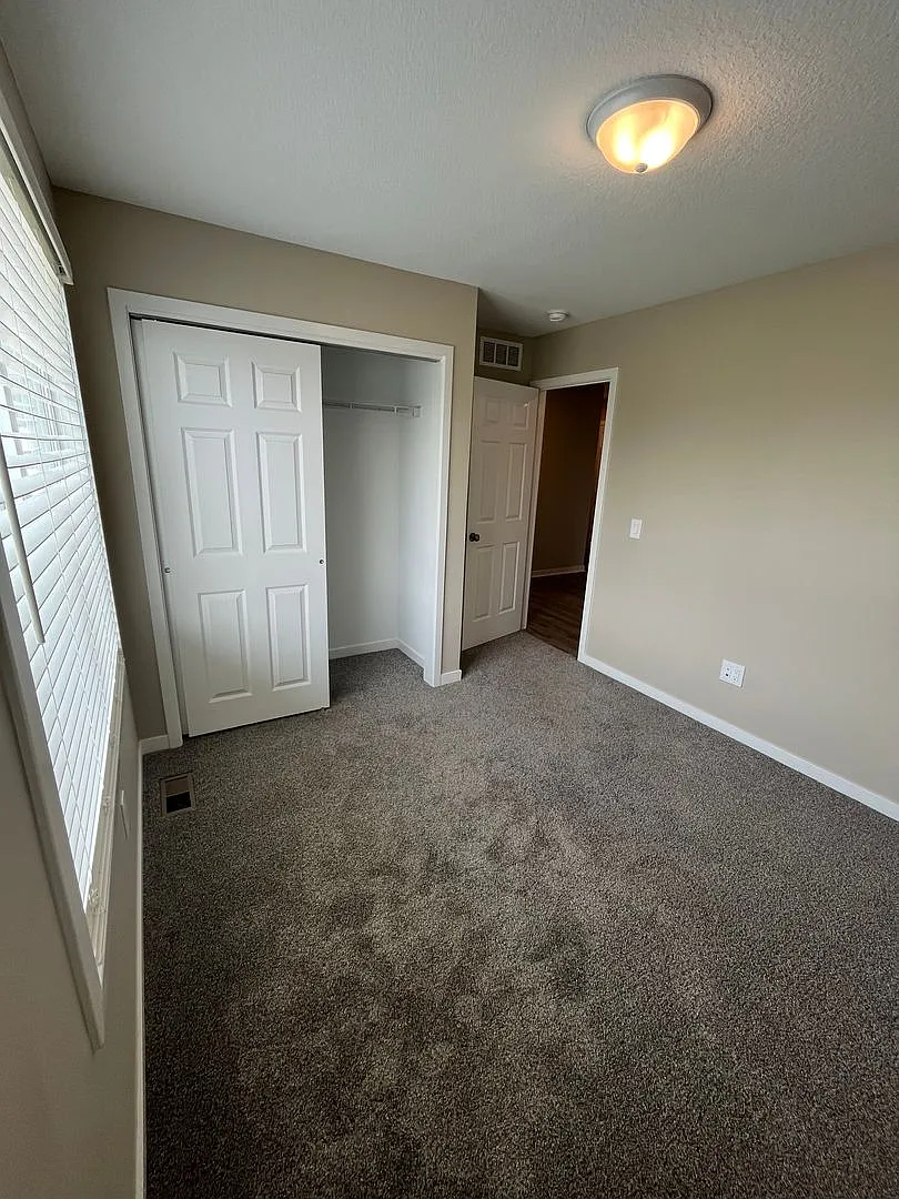Spacious 4-Bedroom Home in Altoona Neighborhood — Photo 3