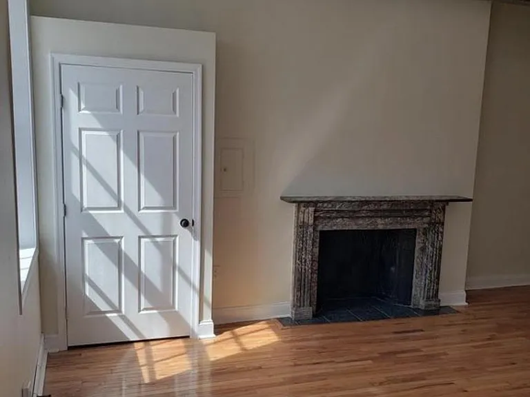 327 Race St #2A — Photo 2