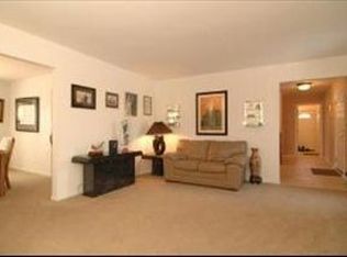 4075 Picardy Dr, Northbrook, IL 60062