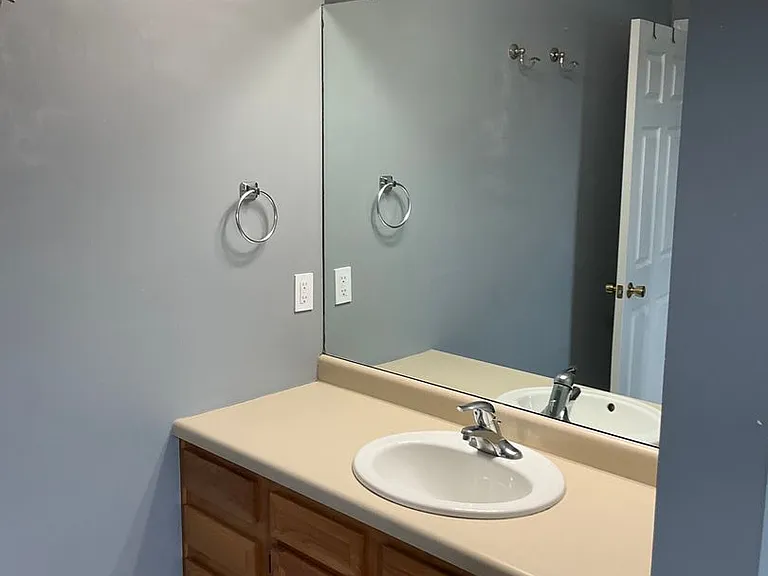 1049 Royal Dr — Photo 31