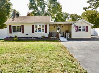 4 Cree Trl, Oak Ridge, NJ 07438