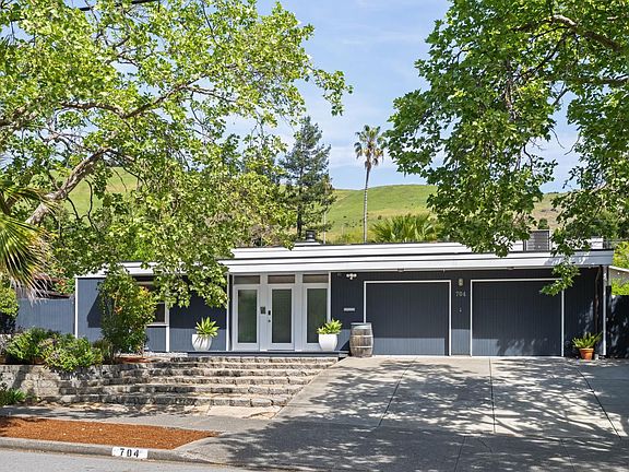 2nd image of 704 Las Colindas Road