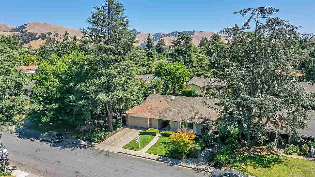 644 Barcelona Dr photo 1