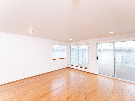 4th image of 10358 Riviera Pl NE