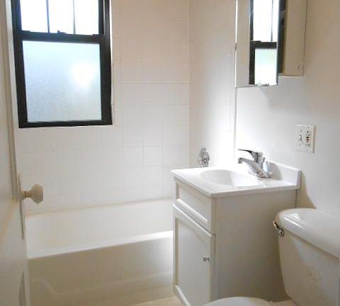 4th image of 2241 N Bissell St #2FW