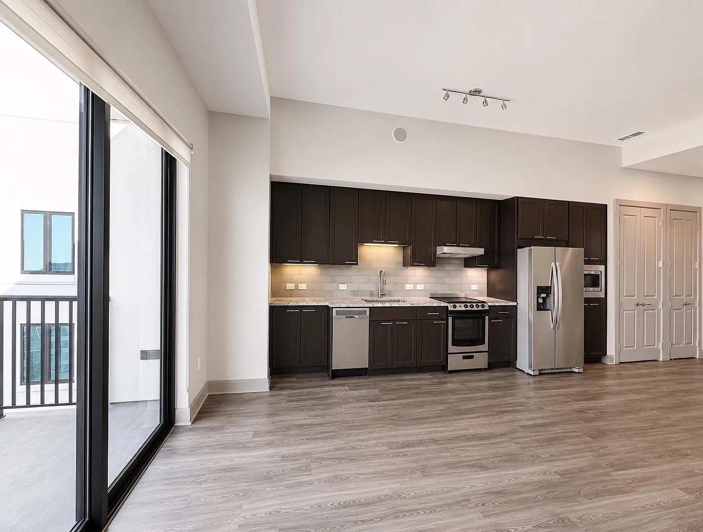 1 bed, 1.0 bath, 565 sqft, $1,689 — Photo 2