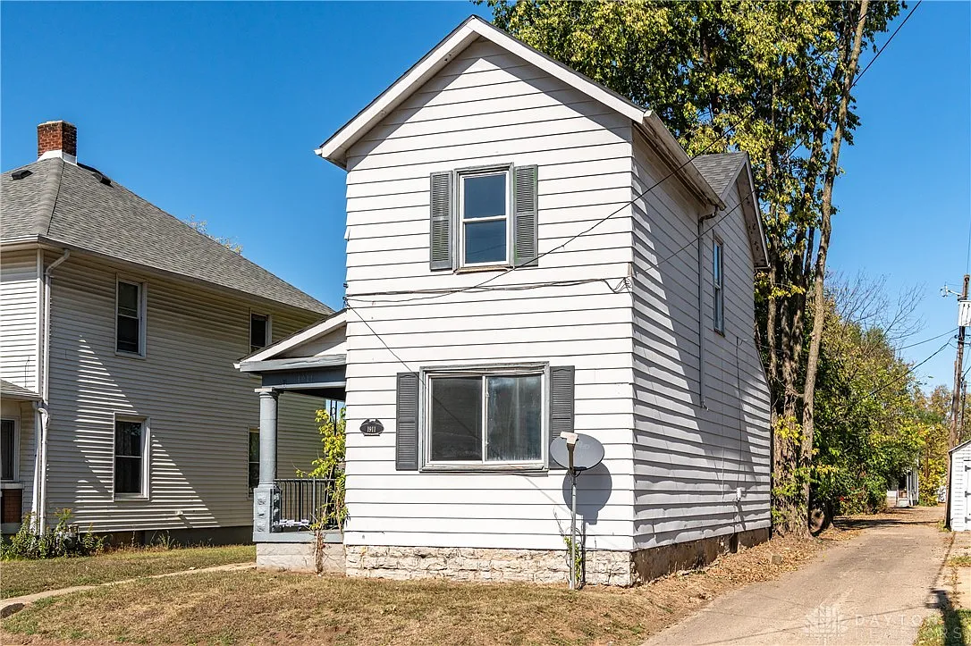 1911 Logan Ave photo 1