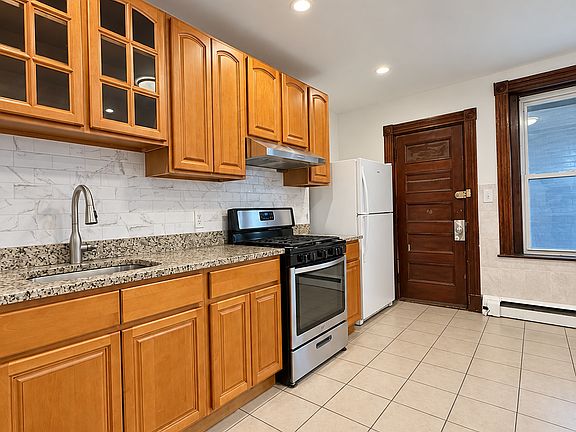 4th image of 94 Calumet St #3