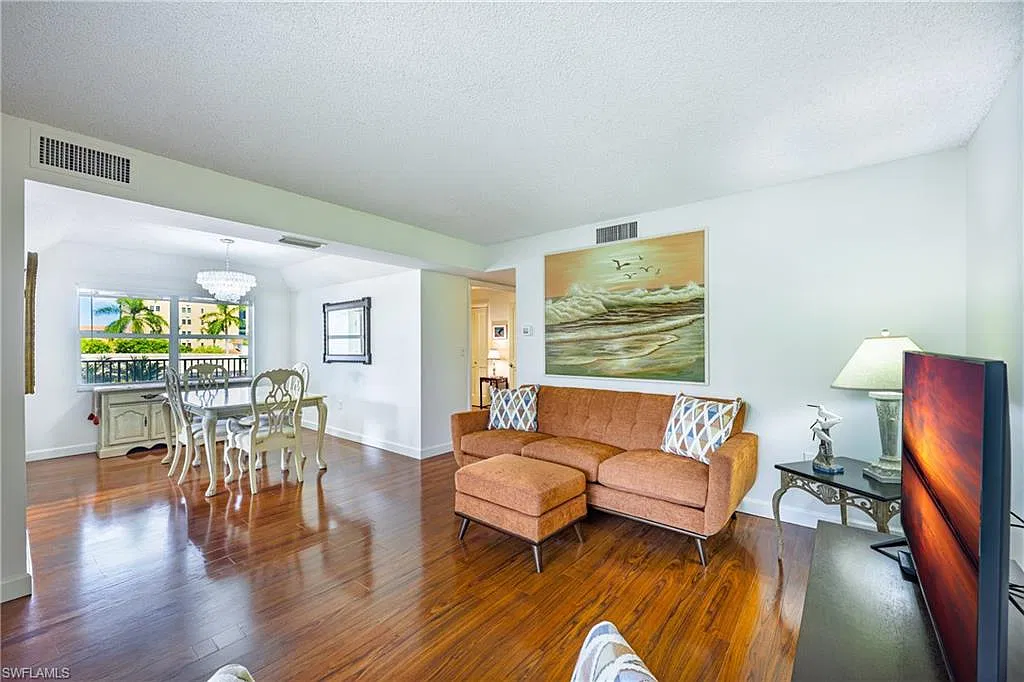 2 bed, 2.0 bath, 1116 sqft, $8,500 — Photo 2
