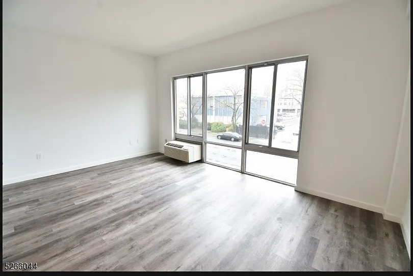 Studio, 850 sqft, $1,700 — Photo 2