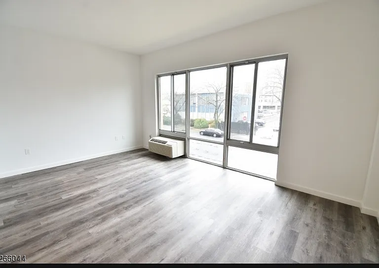100 Evergreen Pl #2E — Photo 2