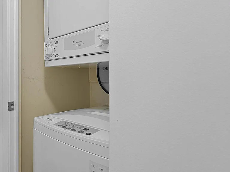 438 King St W #1417 — Photo 20