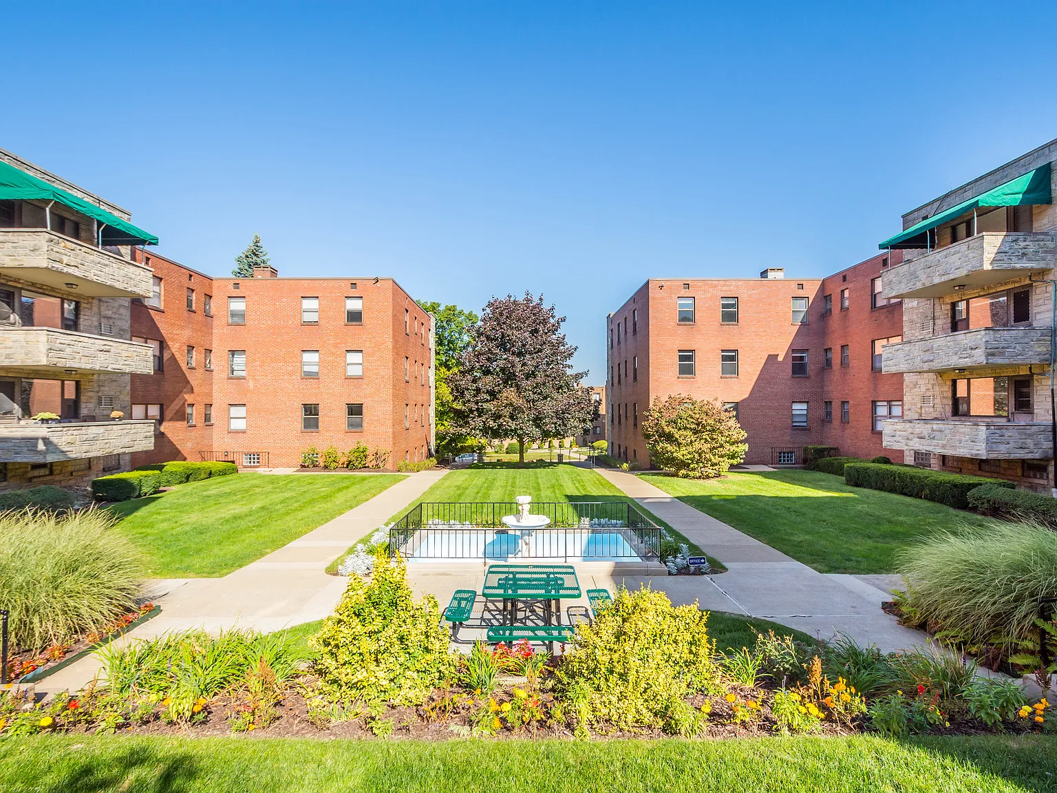 Royal Gardens Apartments — Photo 2