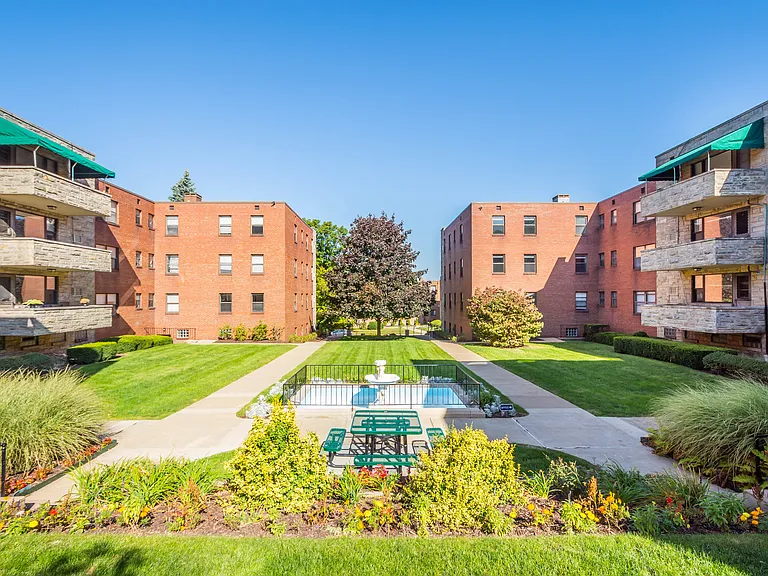 Royal Gardens Apartments — Photo 2