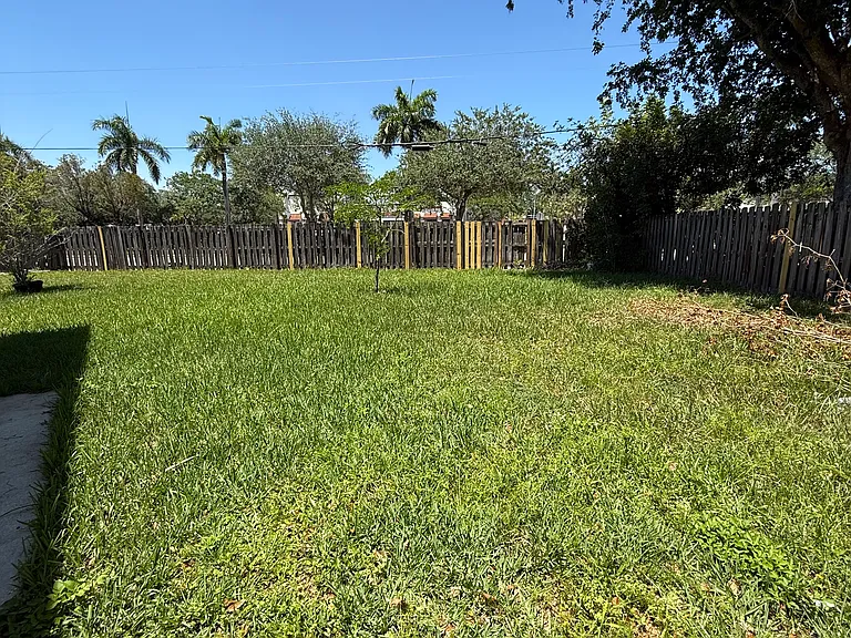 127 SW 159th Way — Photo 7