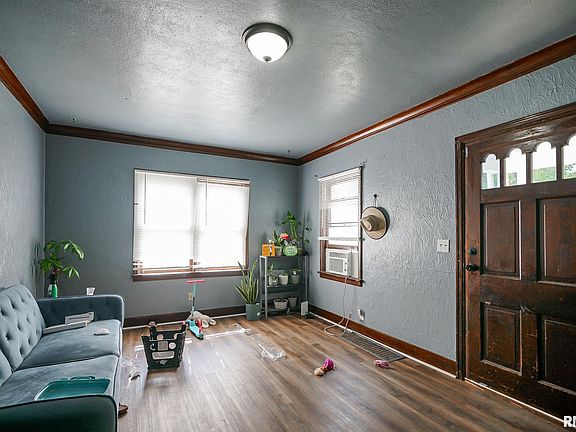 5th image of 2034 W Hudson St