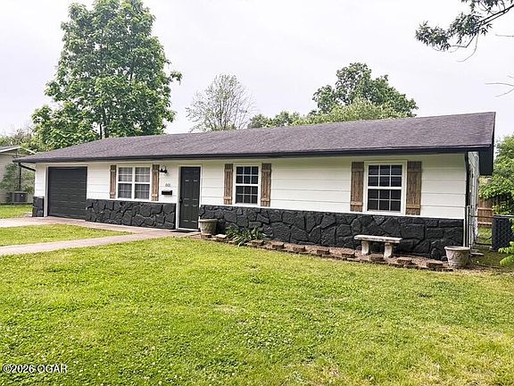 2nd image of 801 Riverside Dr