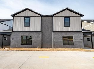 825 S Rupple Rd, Fayetteville, AR 72704