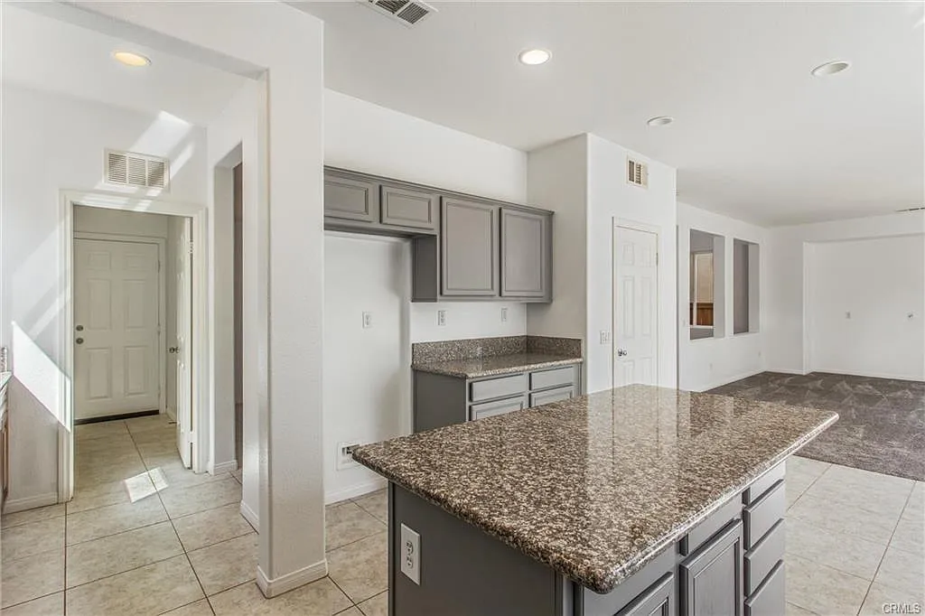3 bed, 2378 sqft, $3,100 — Photo 3