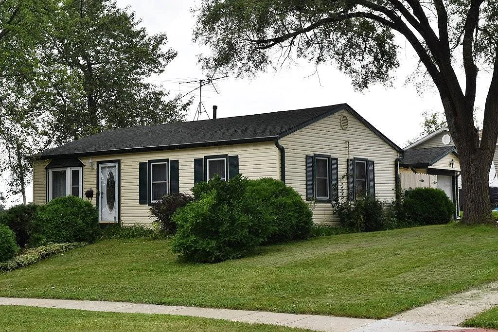 148 E Streamwood Blvd photo 1