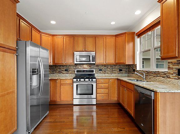 4th image of 8666 Narragansett Ave