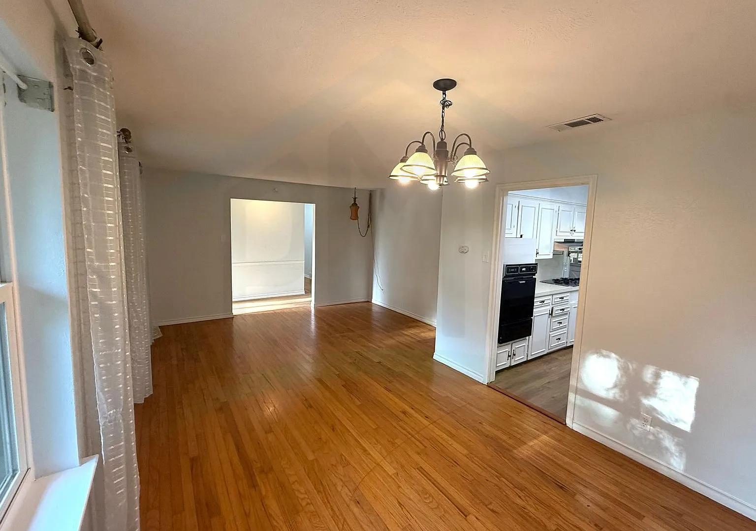 Available Now Lovely 3 Bedroom, 2 Bathroom Brick-Veneer Home In Duncanville — Photo 3
