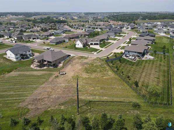 8520 E Willow Leaf St, Sioux Falls, SD 57110