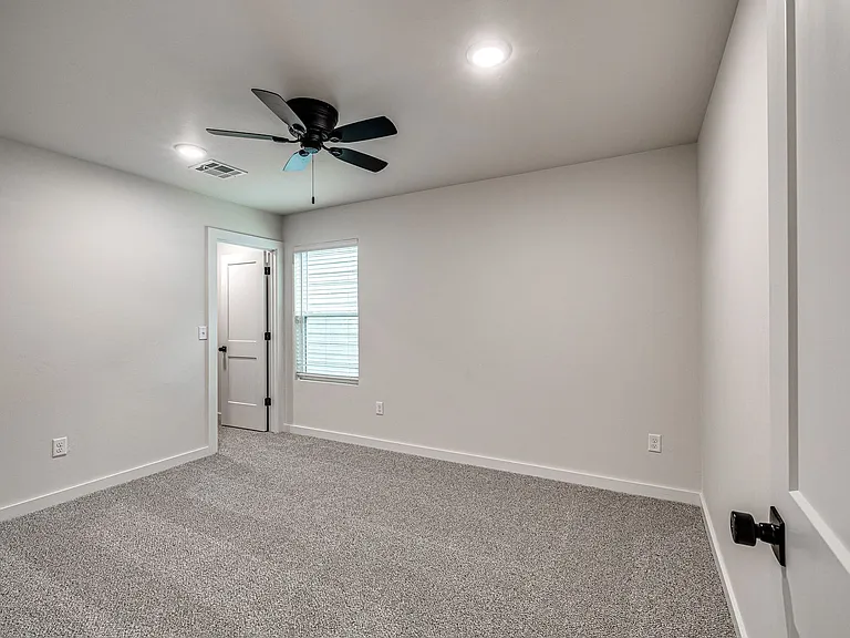 614 W 2nd St #110 — Photo 29