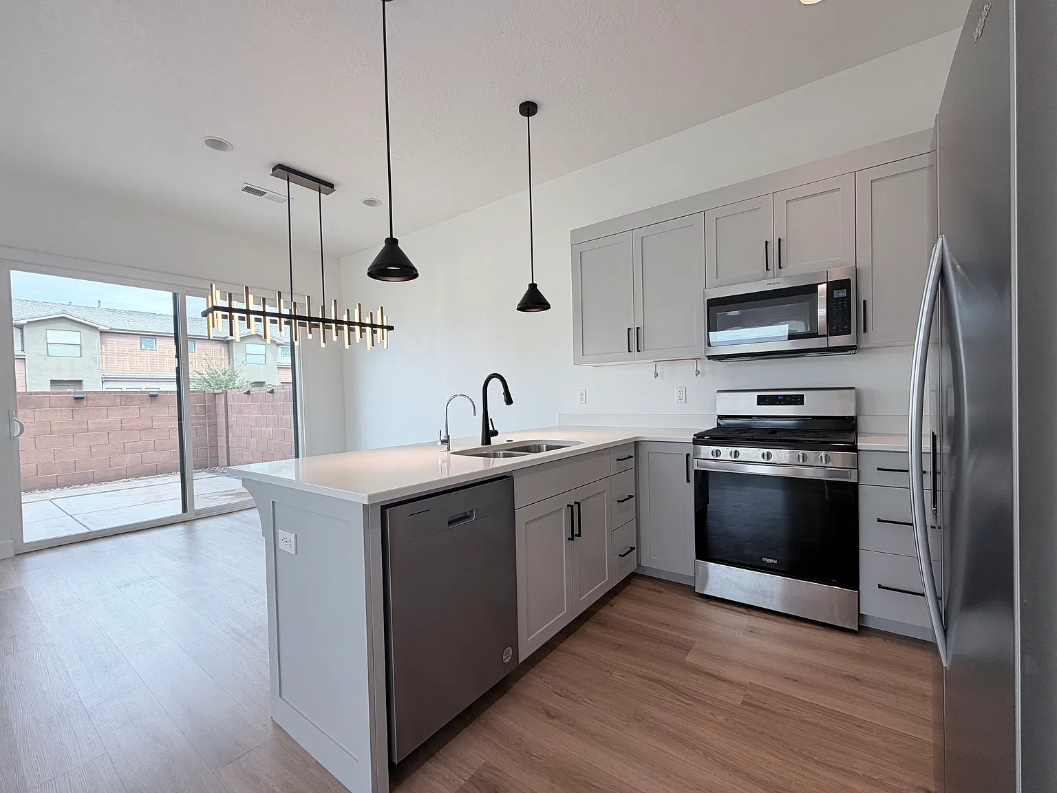 3 bed, 2.5 bath, 1799 sqft, $2,200 — Photo 1
