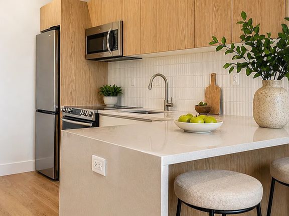 5th image of 242 6th St APT 4R