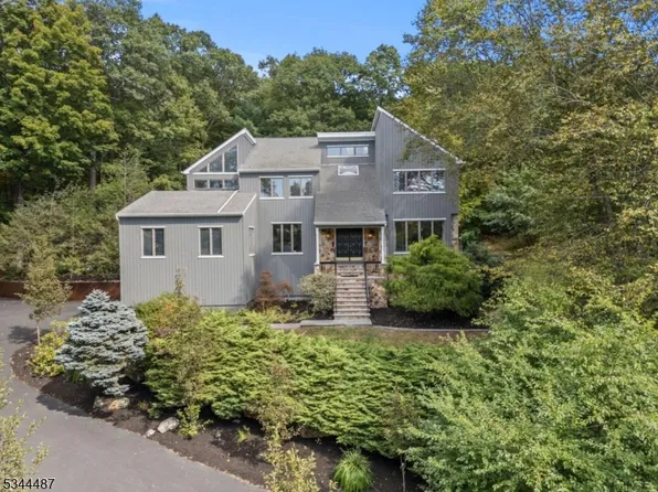 10 S Glen Rd, Kinnelon Boro, NJ 07405