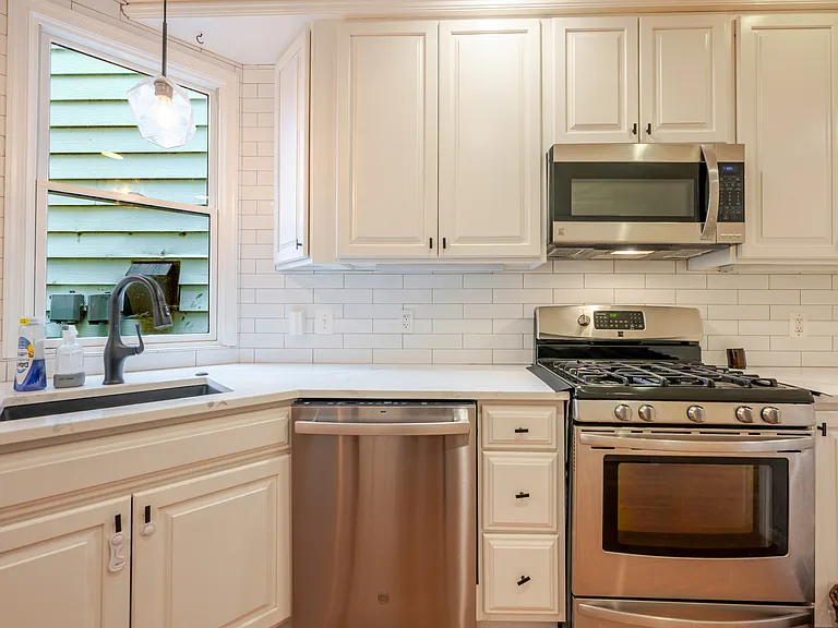 1524 Constitution Ave NE — Photo 4