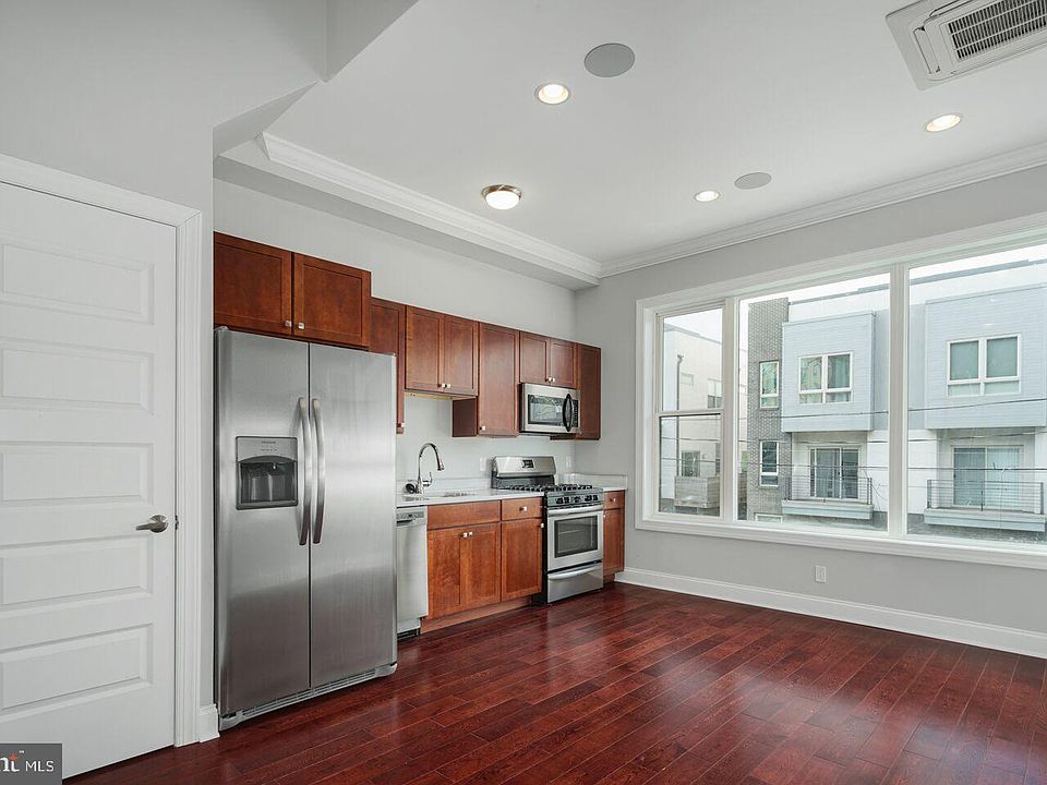 1st image of 901 N Front St #11