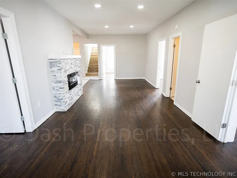 2604 E 7th St S — Photo 7