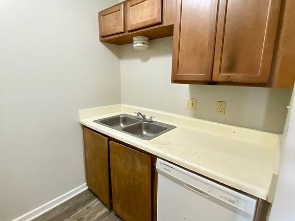 5th image of 426 Vieux Orleans Cir APT B