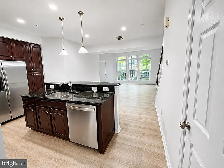 2585 Eastbourne Dr — Photo 13