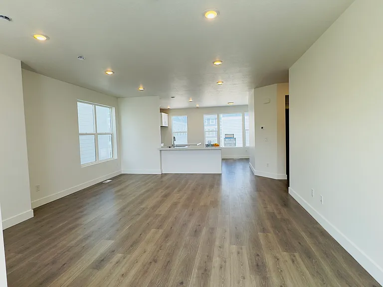 3483 S Perthshire Dr — Photo 2