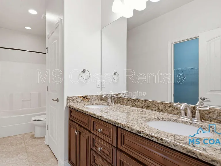 915 Old Towne St — Photo 14