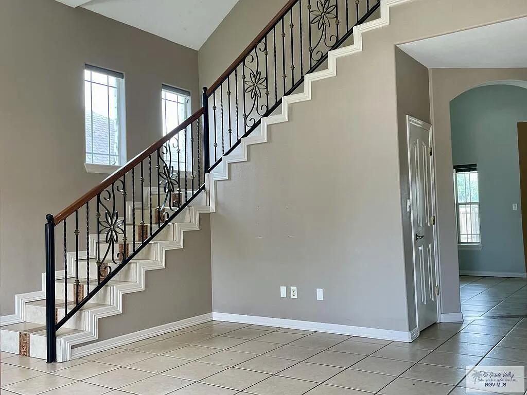 3 bed, 2.5 bath, 2283 sqft, $1,900 — Photo 3