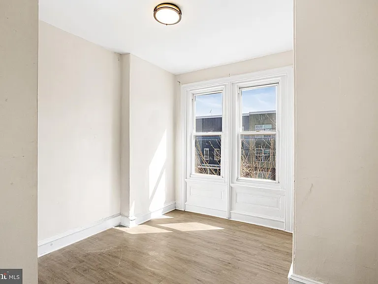 2420 W Jefferson St — Photo 8