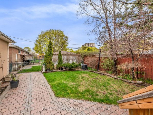 15 Breadner Dr #W09, Toronto, ON M9R 3M3
