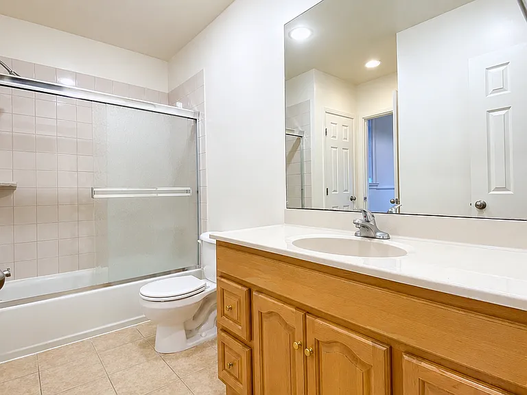 241 Waller St — Photo 19