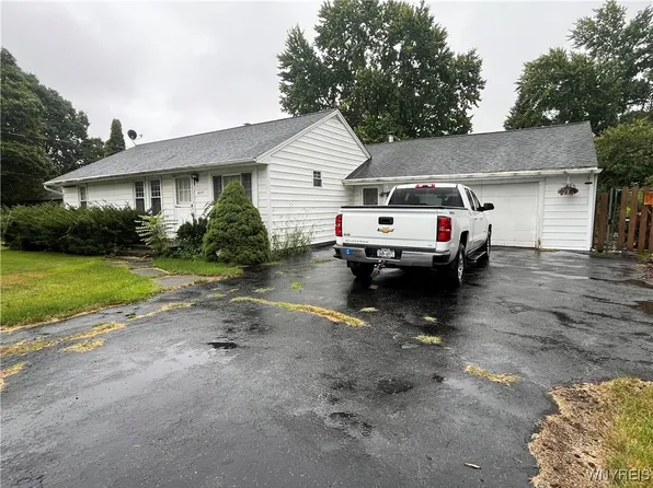 8251 Colonial Dr, Niagara Falls, NY 14304