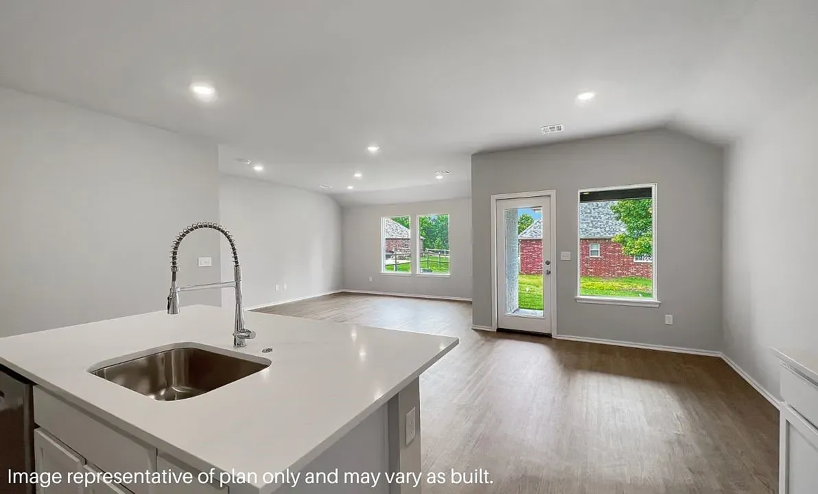 4 bed, 1796 sqft, $1,995 — Photo 3