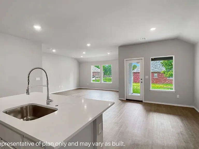 5549 Tracy Ln — Photo 3