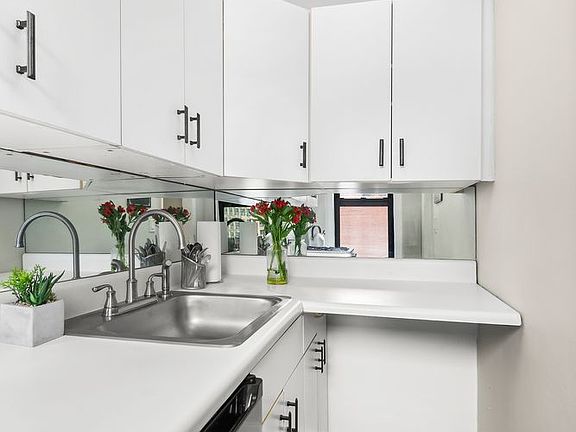 5th image of 321 E 54th St APT 8D