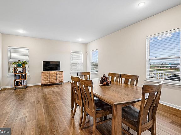 5th image of 198 Ellery St